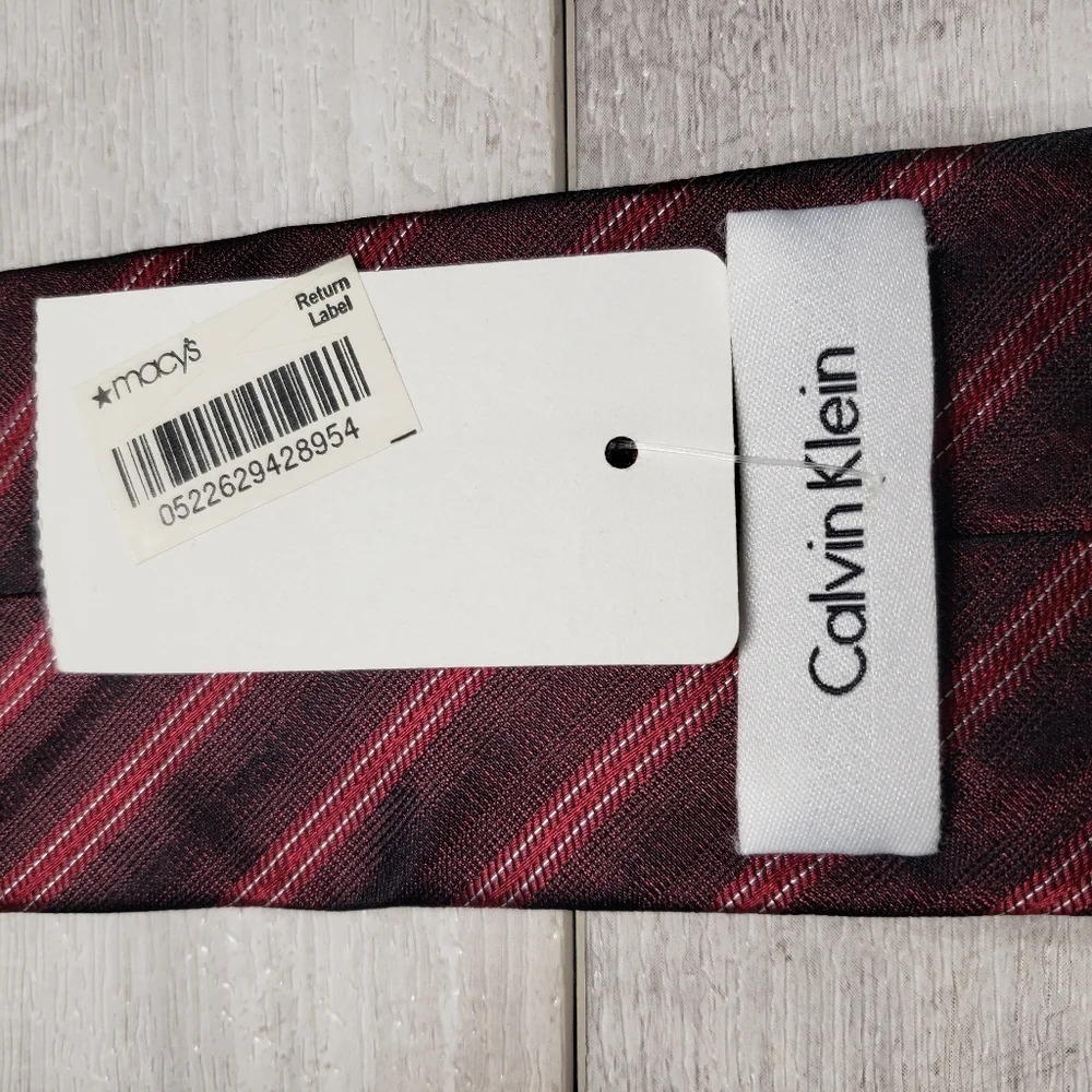 Calvin Klein 100% Silk Mens 57.5x3 Necktie Carbon Stripe II Office